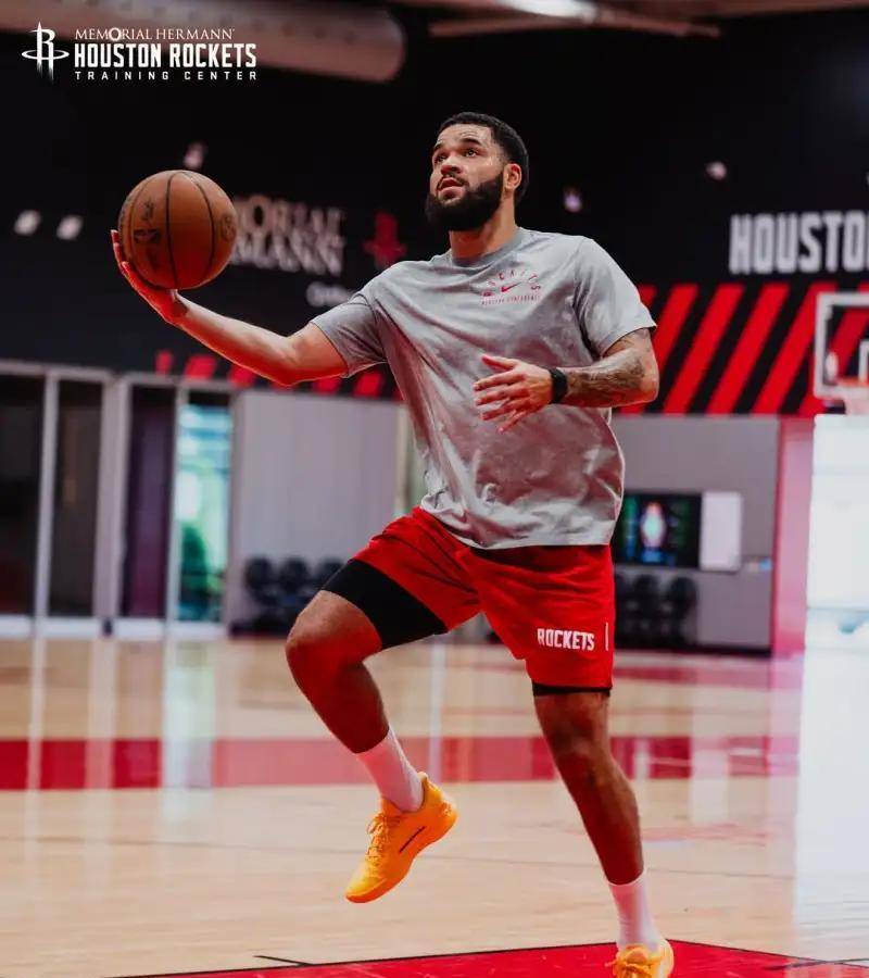 CBA季后赛倒计时，休斯敦火箭赛后刷新队史纪录，细节引发关注，质疑声仍在，更衣室氛围转暖的简单介绍