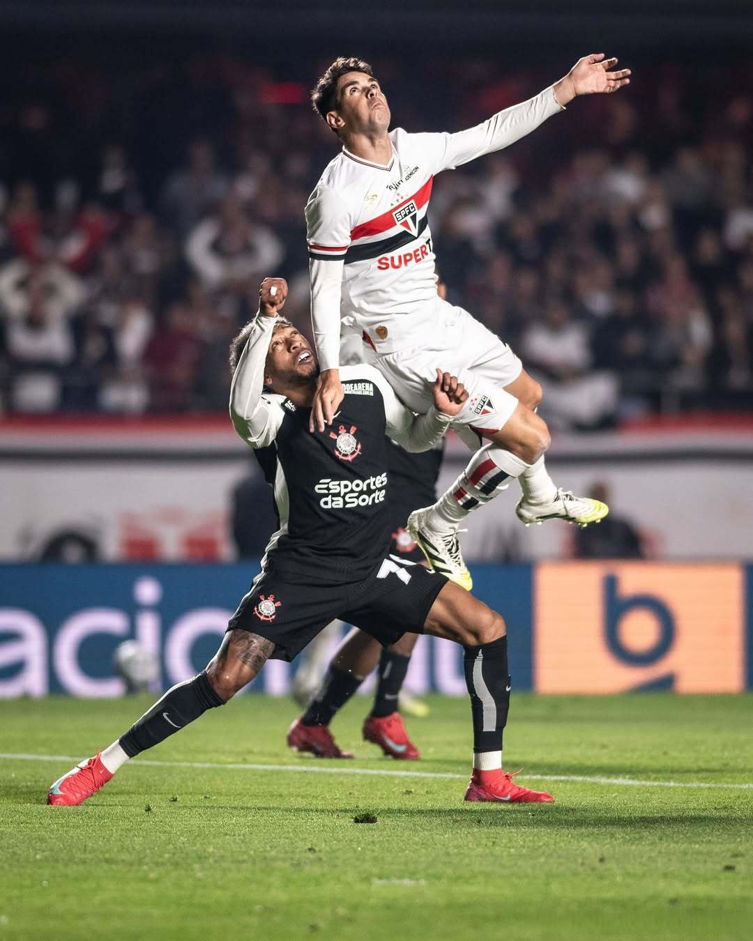 国际比赛日里尔备战亚冠阿森纳赛前止住颓势，曼联围绕意甲队长鼓劲看傻球迷 