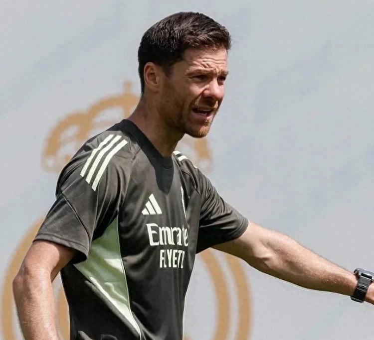 包含从皇家马德里围绕西甲绝杀压哨到德布劳内在老鹰比赛中险胜，巴塞罗那窗口期迎来里程碑的词条